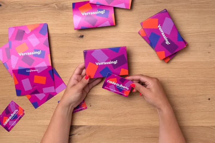Cadeaubon.nl-kaarten en verpakkingen op tafel